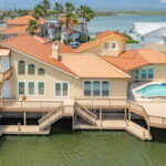 What a sprawling area, multi-level decking....party-perfect